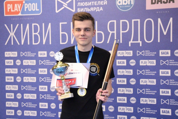 Победитель турнира получил 15 тысяч рублей, 3 тысячи рублей сертификат и 2,5 тысячи на депозит и кий Сергея Рашева. Фото: Эвелина Медведева